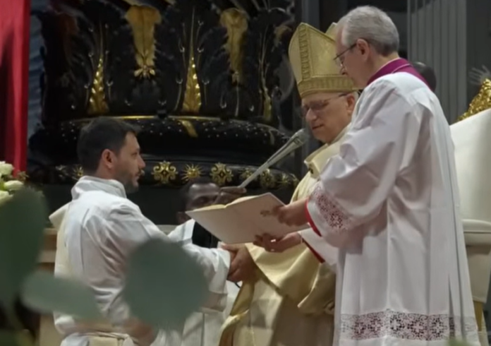 Papst Leo XIV. weiht einen Mann zum Priester