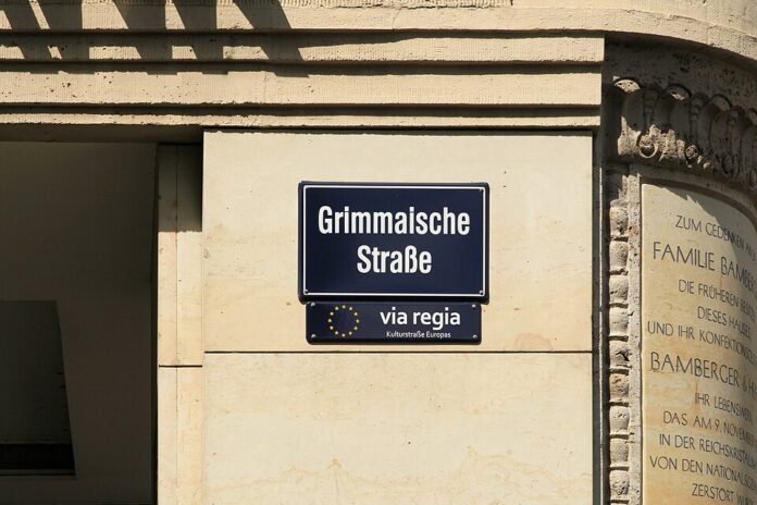 Schild mit dem Straßennamen, der Straße in der die Amokfahrt in der Leipziger Innenstadt stattfand.