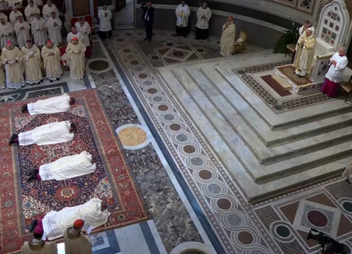 Papst Leo XIV. bei der Weihe von vier Weihbischöfen