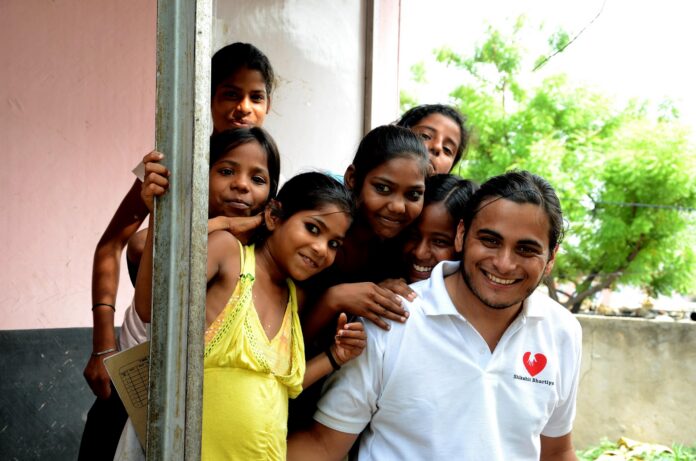 Fünf indische Mädchen und ein Betreuer für Bildung